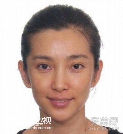 60岁刘晓庆素颜曝光吓死人,李冰冰素颜照片女星卸妆前后对比