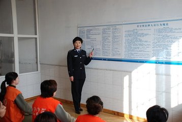 深圳看守所在押女子突然死亡视频,女子看守所的真实生活图片曝光(2)