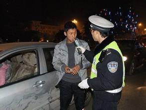 中国最牛交警查美女酒驾视频,交警砸奥迪车窗