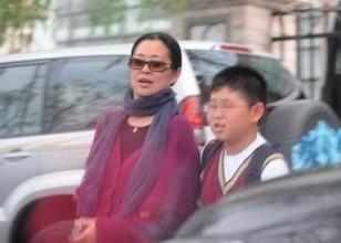 倪萍智障儿子近照图曝光,倪萍老公杨亚洲简历儿子是智障吗什么病