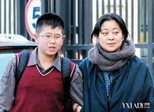 倪萍智障儿子近照图曝光,倪萍老公杨亚洲简历儿子是智障吗什么病