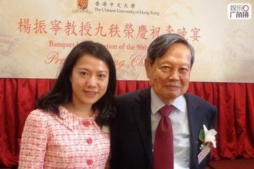 杨振宁与翁帆婚纱照_杨振宁与翁帆及其前妻的合影(2)