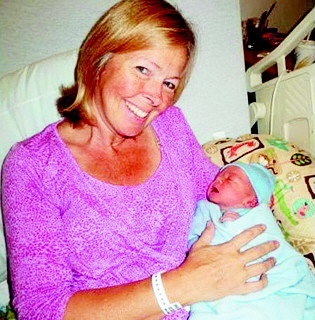 49岁母亲替女儿生孩子图片,49岁代孕母亲生下