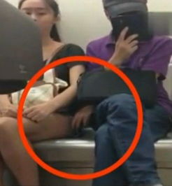 ...内解开女性内衣视频,咸猪手地铁内猥琐美女照片