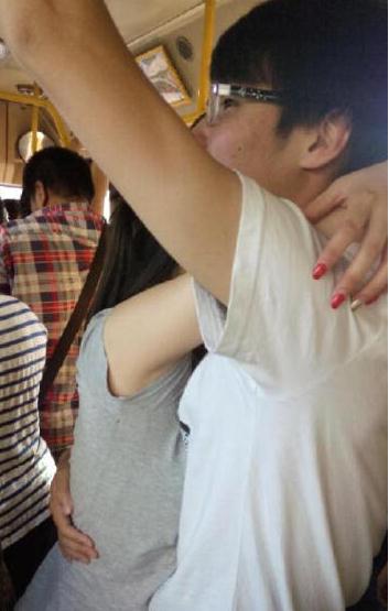 男女亲热时最尴尬的事图,男女车上太亲热的尴尬图(2)