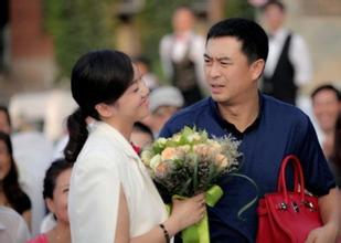 张嘉译闫妮吻戏床照曝光,张嘉译闫妮主演的电视剧亲密合影照