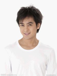 林志颖6000万蝙蝠车照片曝光,林志颖双胞胎儿子趴着看书照片曝光