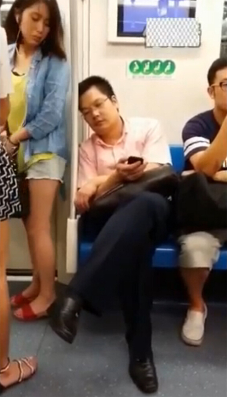 男子地铁中解女子内衣,女子乘地跌遭男子猥琐图片(2)