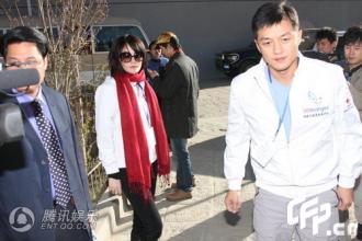 王菲给李亚鹏母亲下跪图,王菲李亚鹏为什么离婚,王菲与李亚鹏女儿