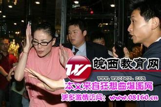王菲给李亚鹏母亲下跪图,王菲李亚鹏为什么离婚,王菲与李亚鹏女儿