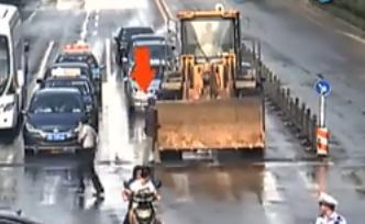 铲车司机乱撞致20余死伤被击毙,山西铲车街头撞人1死20伤原因真相