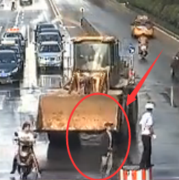 铲车司机乱撞致20余死伤被击毙,山西铲车街头