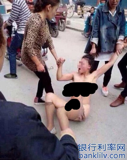 重庆女子半裸求退货,美女商场脱衣索要退款疑似买到翻新iphone6s(2)
