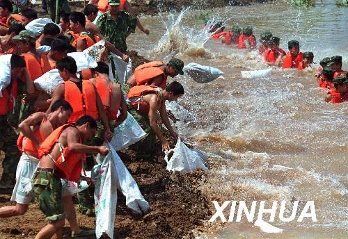 解放军抗洪抢险先进事迹图,98年抗洪救灾武警