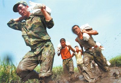 解放军抗洪抢险先进事迹图,98年抗洪救灾武警