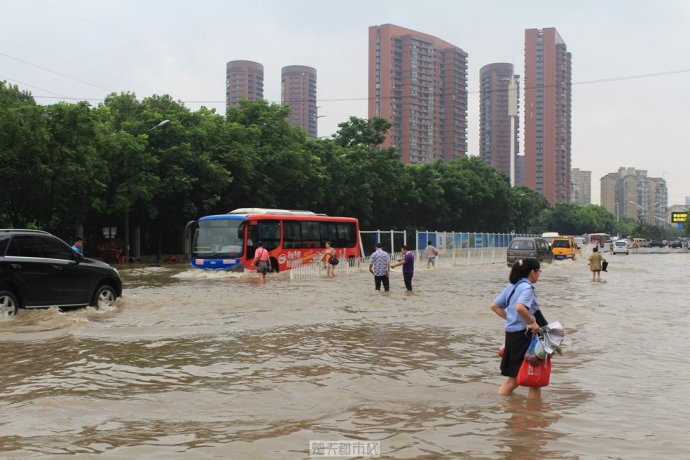 2016武汉看海照片摄影图,武汉投资130亿一下雨仍看海原因真相(2)
