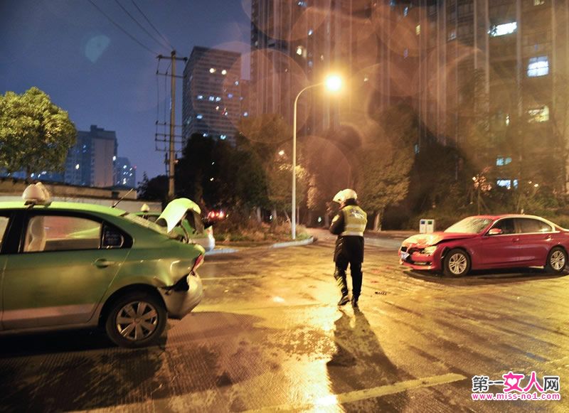 男子阻拦查扣狂吻交警,温州一交警被男子在其