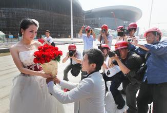 小伙求婚被扇耳光,男子给女友爱车喷漆love另类求婚遭打耳光图片(2)