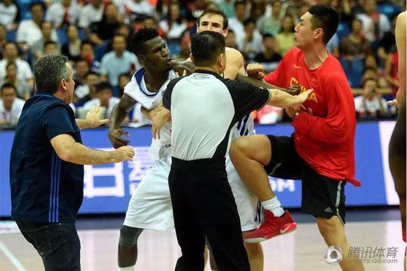 2016男篮热身赛为什么打架,中法男篮对抗赛打