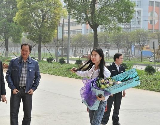 刘亦菲宋承宪与干爹亲密照,揭刘亦菲干爹惊人内幕