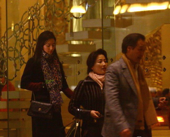 刘亦菲宋承宪与干爹亲密照,揭刘亦菲干爹惊人内幕