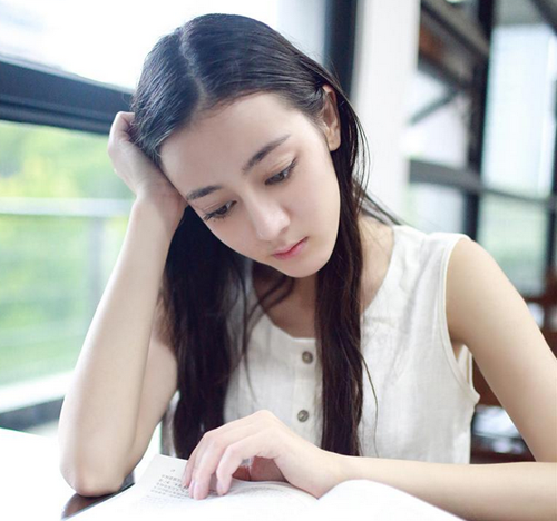 迪丽热巴整容前照片吓死人,揭秘迪丽热巴个人简历资料及家庭背景