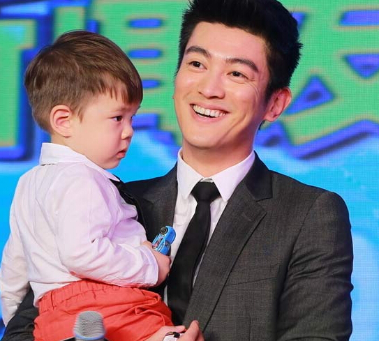 杜江儿子为什么叫嗯哼,揭秘霍思燕老公杜江家庭背景及个人资料