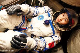 神舟九号飞船女航天员是谁,神舟九号女航天员