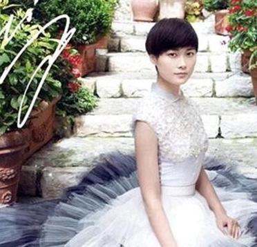 赵本山女儿撞脸李宇春最新消息,揭秘李宇春和男友亲密照