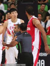 中国男篮阿联怒推哈达迪原因真相内幕,易建联打架视频图片