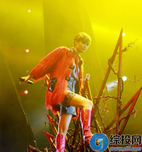 李宇春个唱挑战钢管舞,李宇春演唱会跳钢管舞性感视频图片