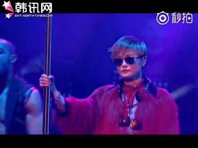 李宇春个唱挑战钢管舞,李宇春演唱会跳钢管舞性感视频图片