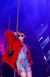 李宇春个唱挑战钢管舞,李宇春演唱会跳钢管舞性感视频图片