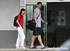 姚明老婆叶莉个人资料身高简历照片,姚明与妻子恋爱经过近况图片(2)