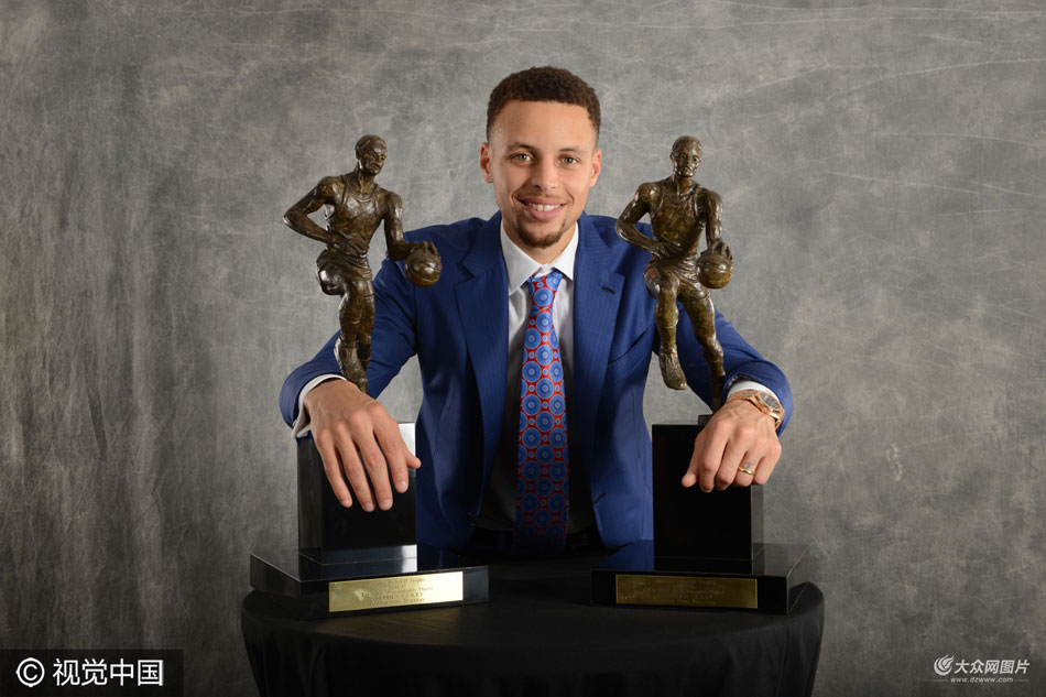 库里或成近十年最恐怖mvp,库里单场12记三分绝杀雷霆视频(2)