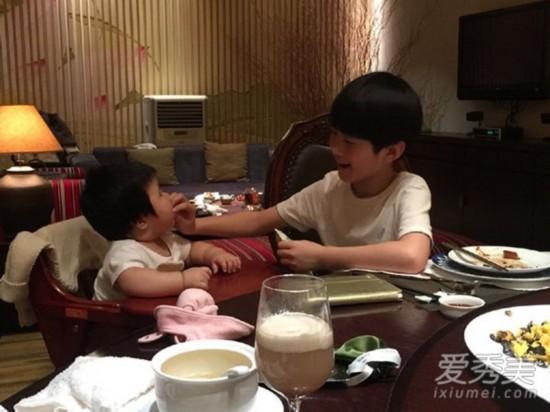 张亮二胎女儿照片曝光,李湘自曝女儿迷张亮原因及女儿王诗龄视频