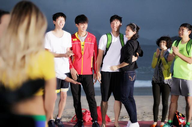 刘翔退役后首度跨栏视频曝光,揭刘翔求婚成功甜蜜拥吻女友吴莎照
