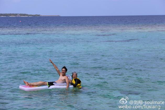 刘翔退役后首度跨栏视频曝光,揭刘翔求婚成功甜蜜拥吻女友吴莎照