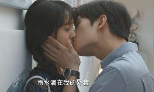 郑爽杨洋微微一笑吻戏照片,杨洋自曝初吻郑爽尴尬图