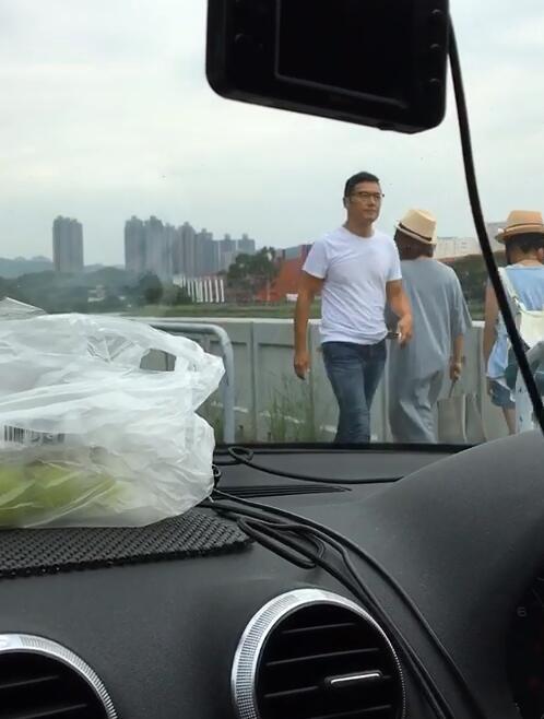 苗侨伟现身当交警帅气照片曝光,揭苗侨伟个人资料及老婆现在照片
