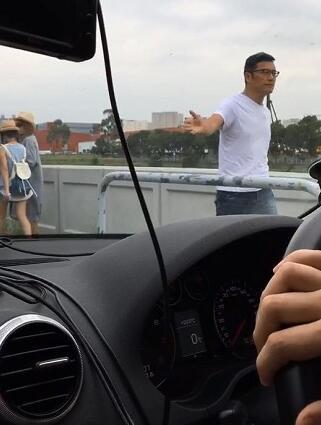 苗侨伟现身当交警帅气照片曝光,揭苗侨伟个人资料及老婆现在照片