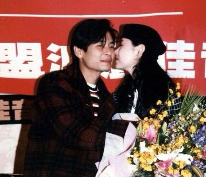 王杰的两任妻子照片遭曝光,揭秘王杰昔日过往情史及个人资料