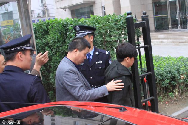 王宝强离婚案开庭引媒体大战,揭王宝强低调现身出庭离婚案现场图