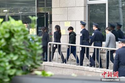 王宝强离婚案开庭引媒体大战,揭王宝强低调现身出庭离婚案现场图