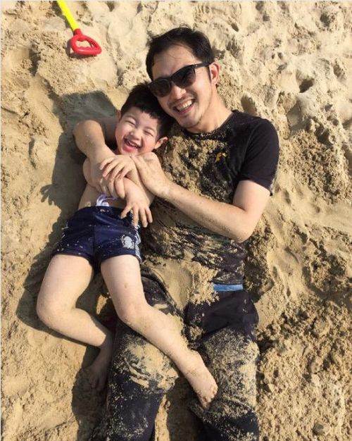 胡可沙溢一家幸福照片曝光,揭秘沙溢老婆胡可个人资料背景