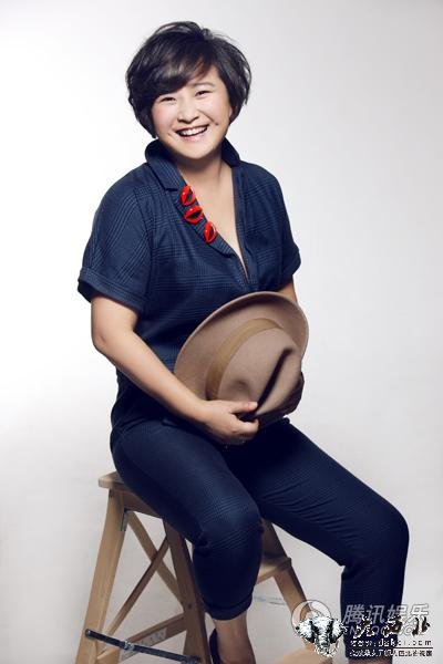 贾玲与真正男朋友孙集斌恋情曝光,揭秘贾玲与合伙人当街激吻照片