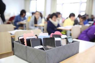 小学生能带手机上学吗原因,小学生玩手机被骂摔手机失踪过程(2)