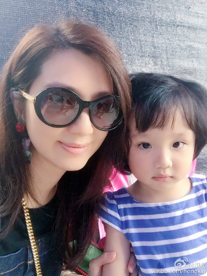 洪欣发文回应莫少聪炮轰,张丹峰一家幸福微博晒图力挺老婆洪欣