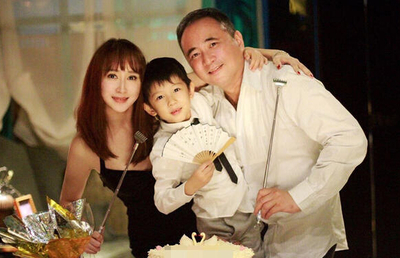 胡静穿浴袍花式压腿照片曝光,揭朱兆祥为什么喜欢胡静及身价背景
