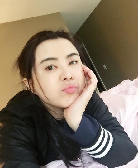 王祖贤晒撅嘴自拍美照,揭秘王祖贤现在的老公是谁及历任男友情史